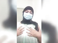 Tunisian wife speaks badly and masturbates her pussy pulling her breasts she wants girls and men